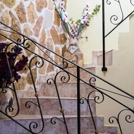 Anne Marie Villa Kavallouri